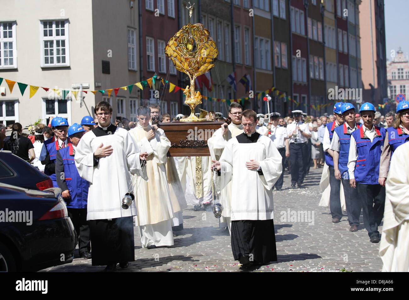 Gdansk, Polonia. 30th, maggio 2013. Corpus Christi celebrazioni a Danzica Centro citta'. L Arcivescovo Slawoj Leszek Glodz aftre Holly messa nella chiesa Mariacki va con il proccesion oltre l'Gdnansk le strade a Santa Brigida la Chiesa. Credito: Michal Fludra/Alamy Live News Foto Stock