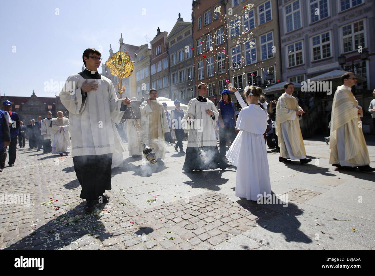 Gdansk, Polonia. 30th, maggio 2013. Corpus Christi celebrazioni a Danzica Centro citta'. L Arcivescovo Slawoj Leszek Glodz aftre Holly messa nella chiesa Mariacki va con il proccesion oltre l'Gdnansk le strade a Santa Brigida la Chiesa. Credito: Michal Fludra/Alamy Live News Foto Stock