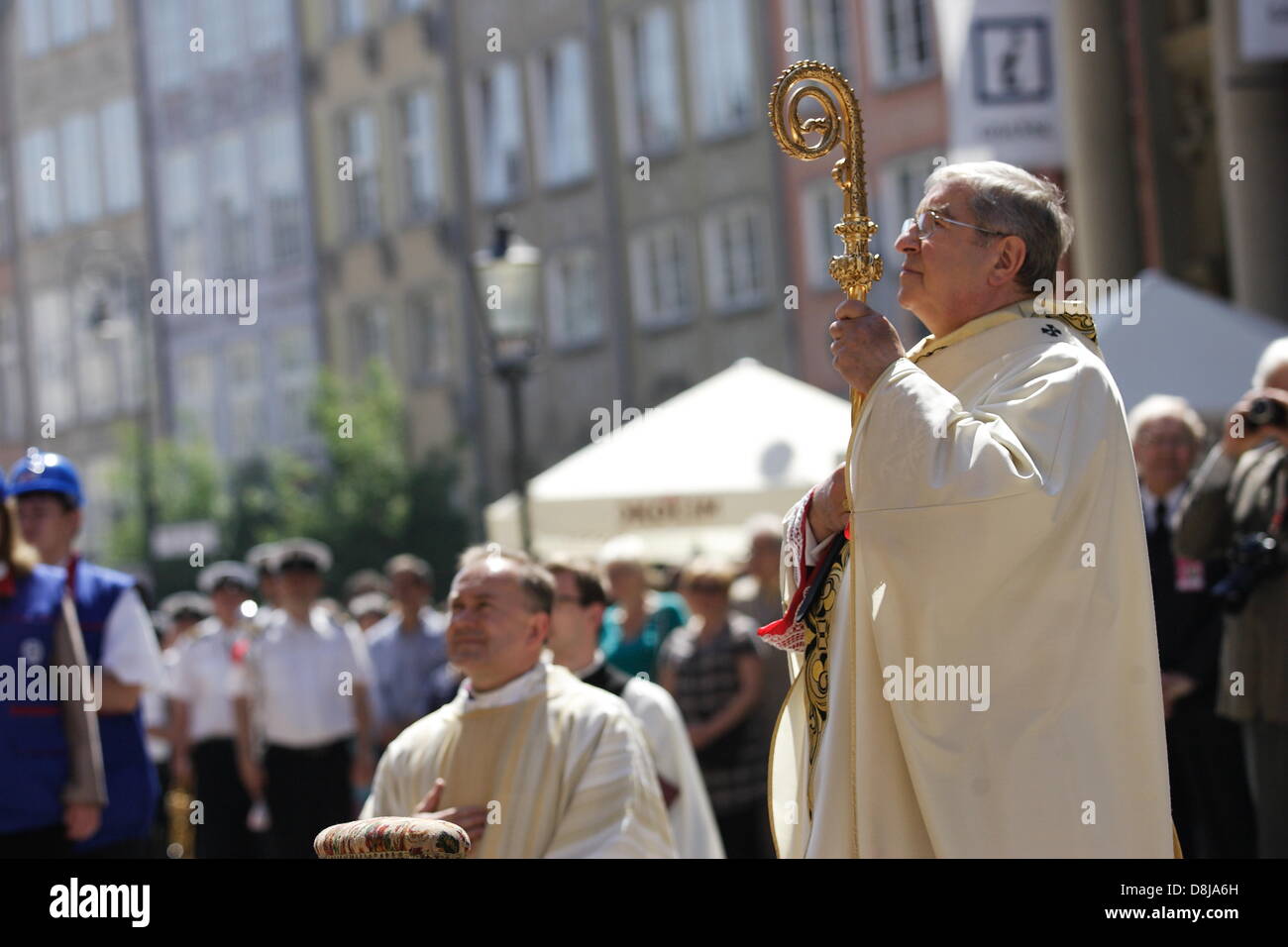 Gdansk, Polonia. 30th, maggio 2013. Corpus Christi celebrazioni a Danzica Centro citta'. L Arcivescovo Slawoj Leszek Glodz (nella foto) aftre Holly messa nella chiesa Mariacki va con il proccesion oltre l'Gdnansk le strade a Santa Brigida la Chiesa. Credito: Michal Fludra/Alamy Live News Foto Stock