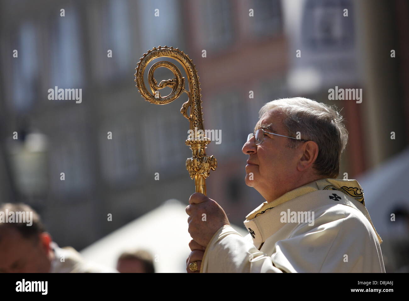 Gdansk, Polonia. 30th, maggio 2013. Corpus Christi celebrazioni a Danzica Centro citta'. L Arcivescovo Slawoj Leszek Glodz (nella foto) aftre Holly messa nella chiesa Mariacki va con il proccesion oltre l'Gdnansk le strade a Santa Brigida la Chiesa. Credito: Michal Fludra/Alamy Live News Foto Stock