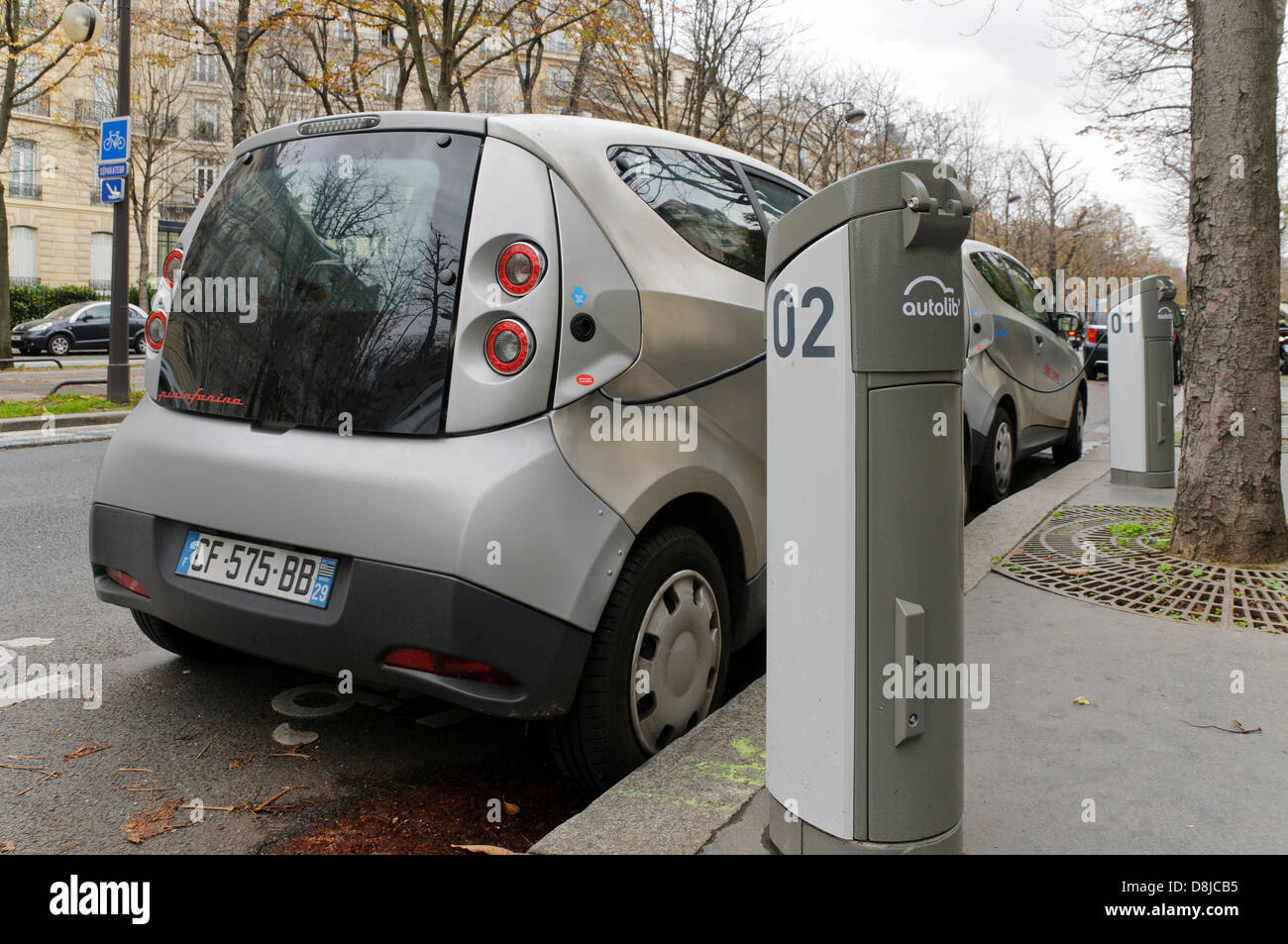 Auto elettrica alla stazione di carica a Parigi, Francia Foto Stock