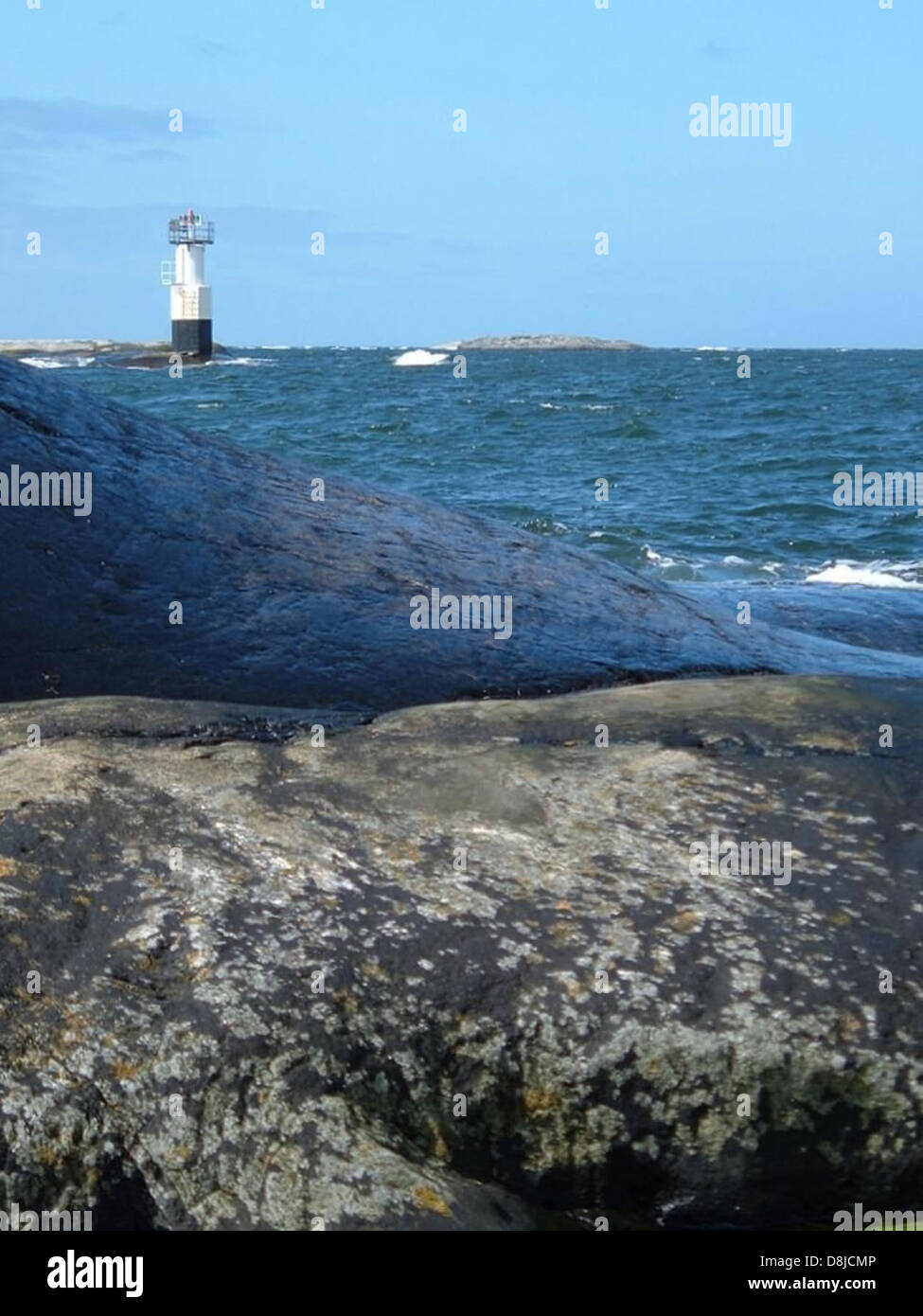 Questa immagine mostra un faro, una struttura utilizzata per guidare le navi in sicurezza attraverso aree costiere pericolose. I fari sono generalmente dotati di una luce rotante che aiuta i marinai a navigare durante la notte o in condizioni di scarsa visibilità. Sono spesso situati su scogliere o coste rocciose per la massima visibilità. Foto Stock Questa immagine mostra un faro, una struttura utilizzata per guidare le navi in sicurezza attraverso aree costiere pericolose. I fari sono generalmente dotati di una luce rotante che aiuta i marinai a navigare durante la notte o in condizioni di scarsa visibilità. Sono spesso situati su scogliere o coste rocciose per la massima visibilità. Foto Stock