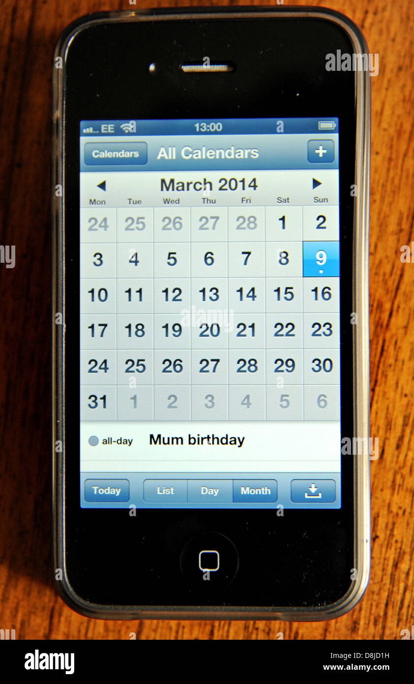 Mamma promemoria di compleanno sulla calandra app di Apple iPhone 4 S telefono cellulare Foto Stock