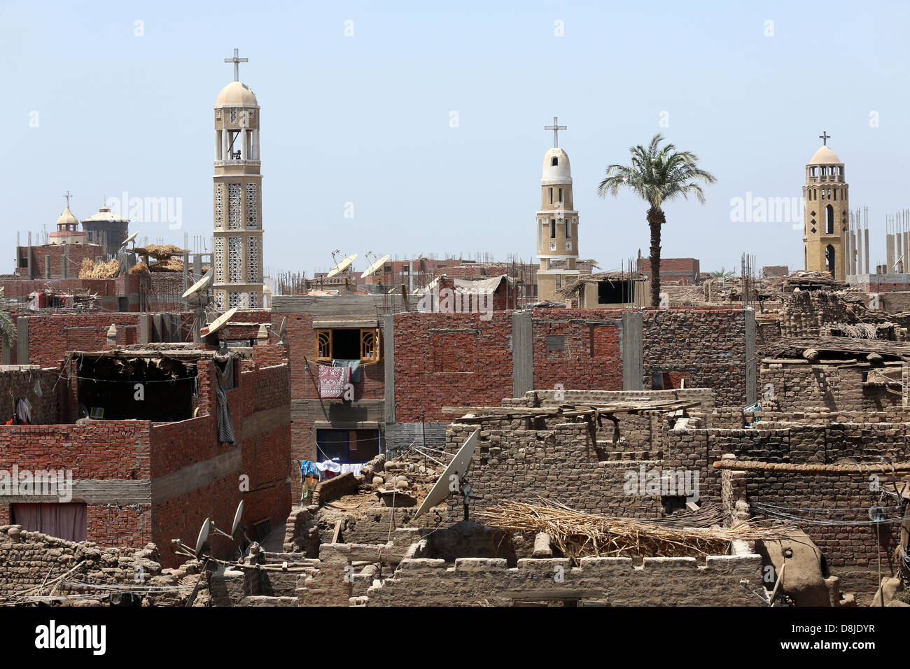 I campanili della chiesa copta chiese cristiane in principalmente cristiana dominato città di Nekhela nell Alto Egitto. Foto Stock