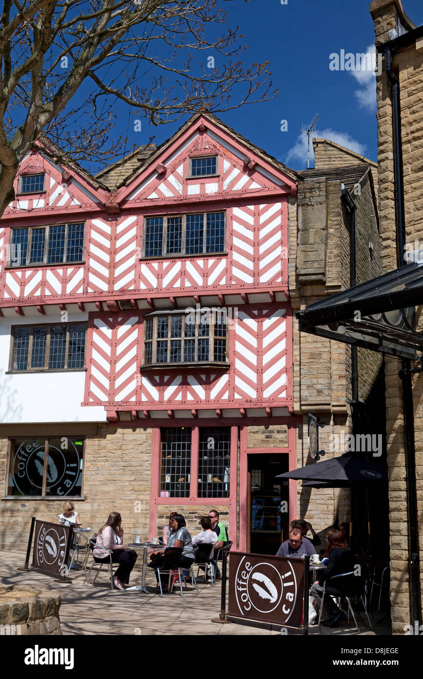 Caffetteria in un diciassettesimo secolo in stile Tudor in costruzione  Woolshops, Halifax, West Yorkshire Foto stock - Alamy