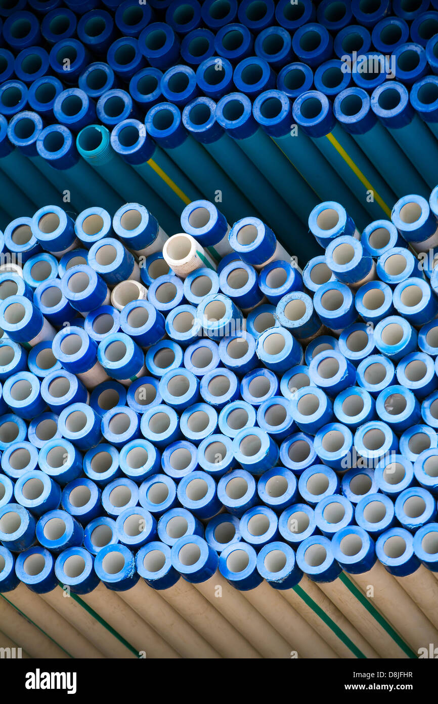 Impilate i tubi in plastica e tubi sfondo Foto Stock