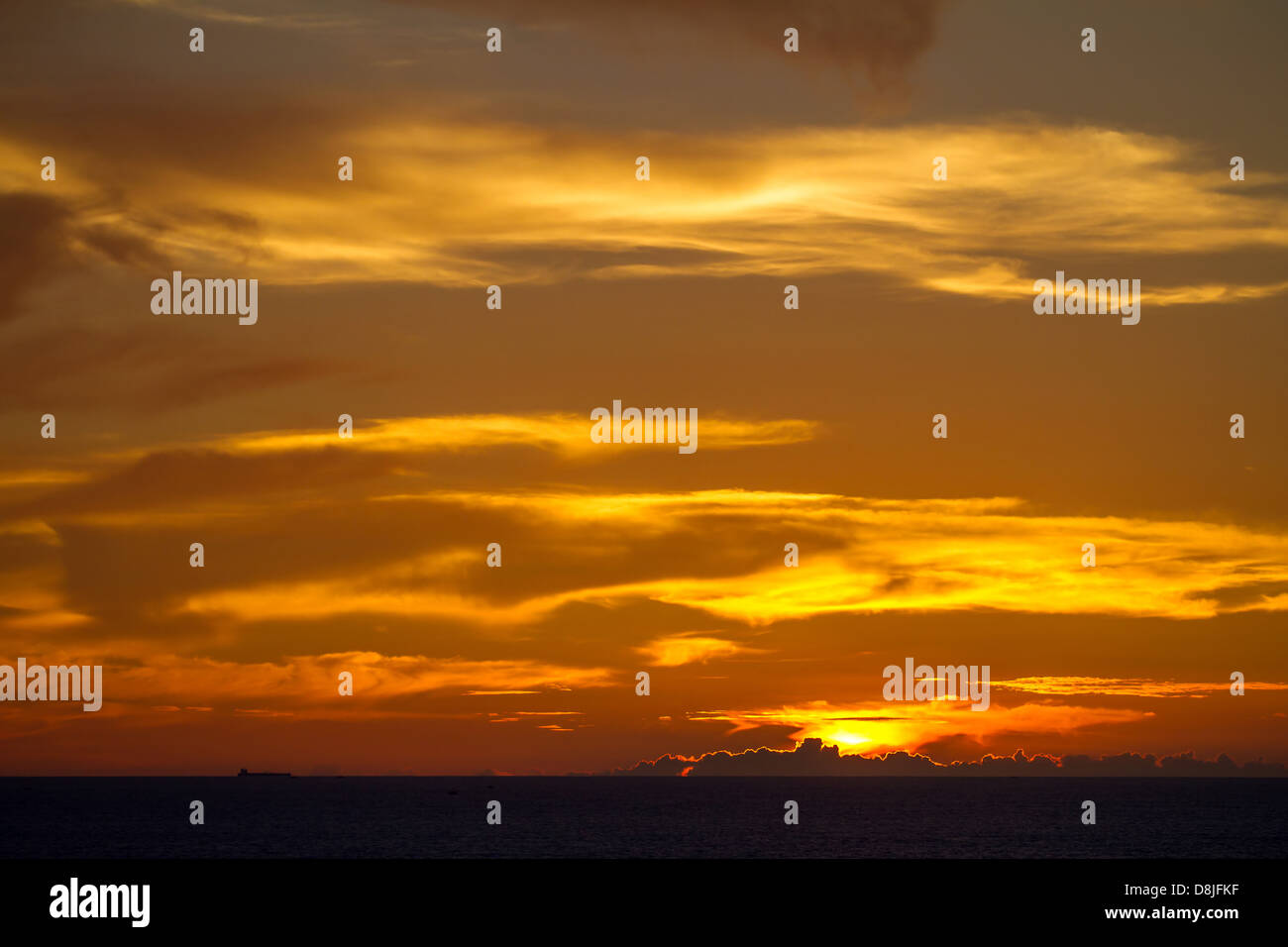 Rosso tramonto Cielo con nuvole drammatico Foto Stock