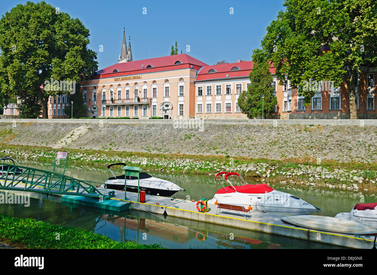 Barche su un canale, St Elizabeth Scuola, Esztergom, Ungheria, Europa Foto Stock