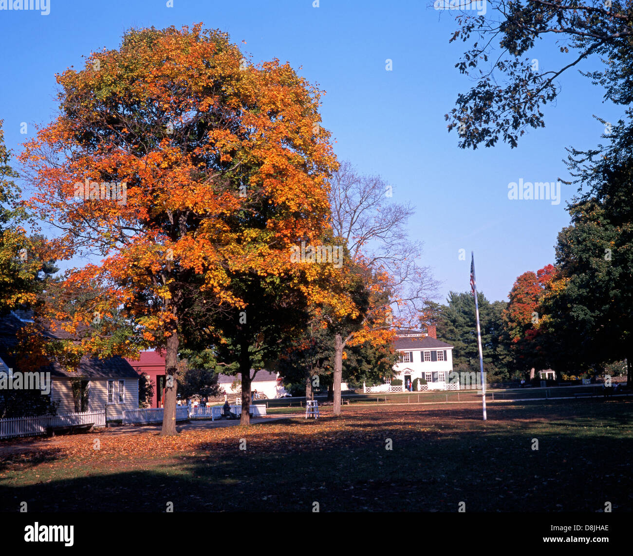 Autunno alberi e case del borgo, Sturbridge, Massachusetts, Stati Uniti d'America. Foto Stock