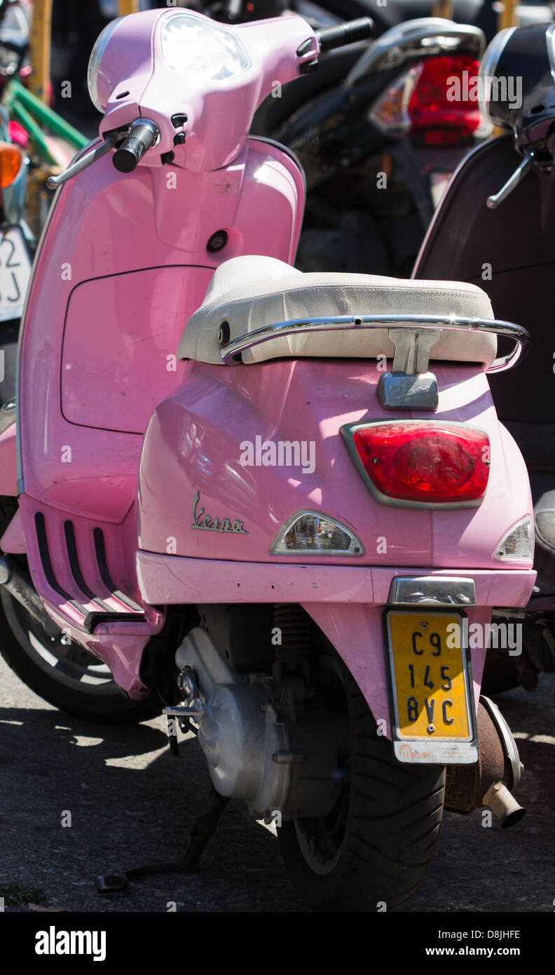 Parcheggiato rosa Vespa scooter. Cadice Foto Stock