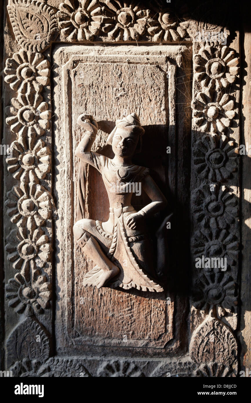 Tek intricati carving presso la Pagoda Shwenandaw a Mandalay, Myanmar 8 Foto Stock