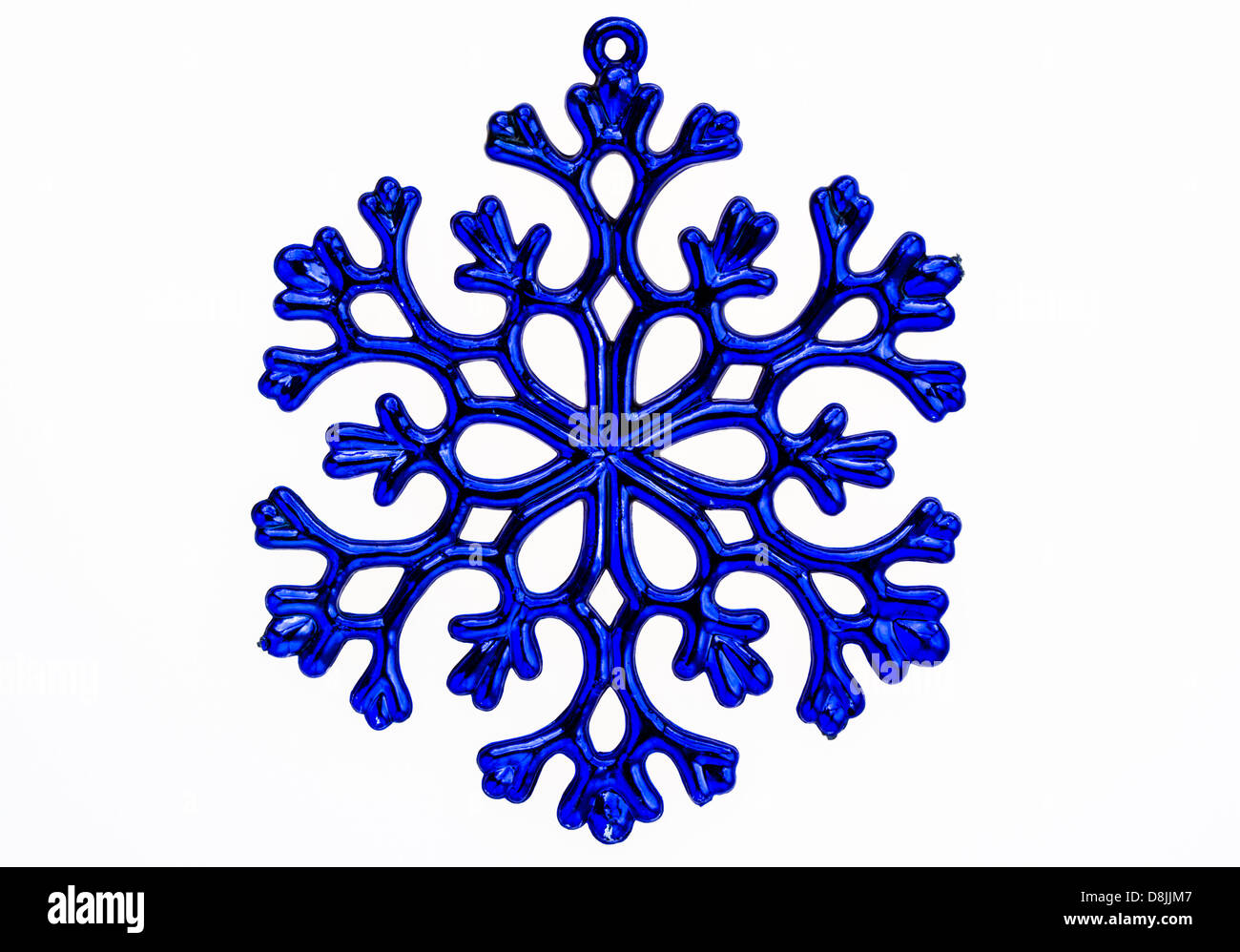 Una plastica blu vacanza snowflake ornamento isolato su uno sfondo bianco. Foto Stock