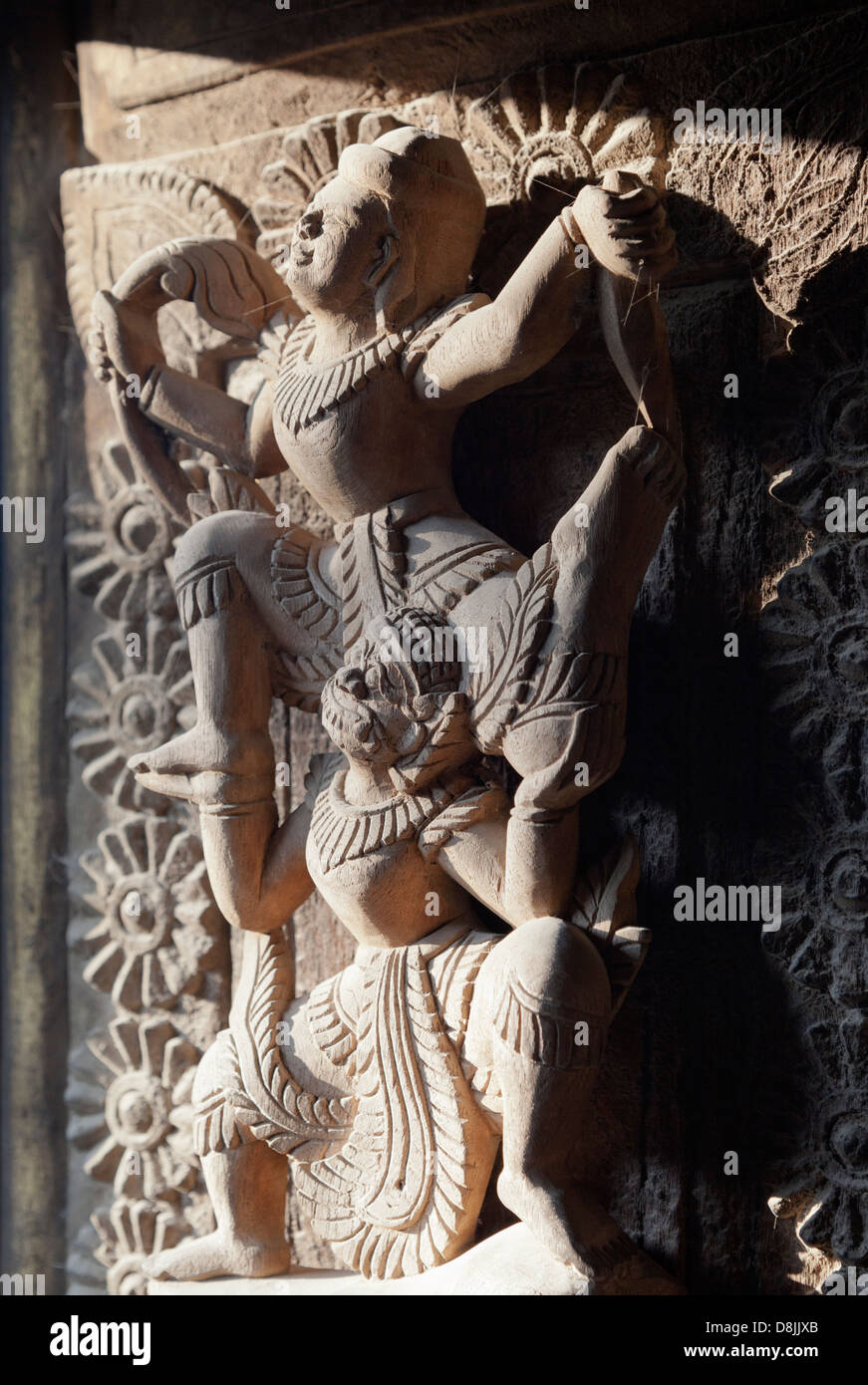 Tek intricati carving presso la Pagoda Shwenandaw a Mandalay, Myanmar 2 Foto Stock
