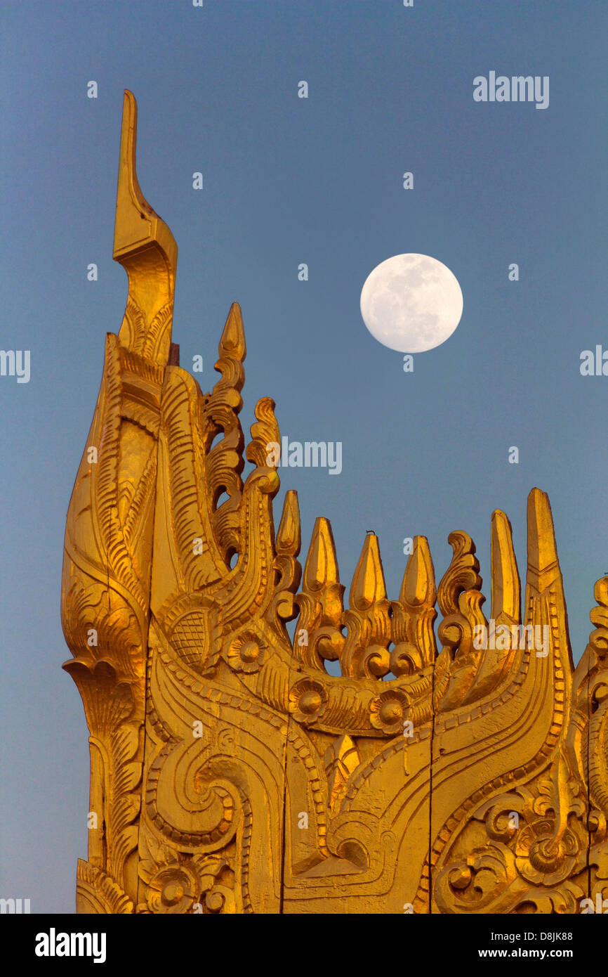 Pagoda sulla cima di Mandalay Hill, Myanmar, visto al chiaro di luna Foto Stock