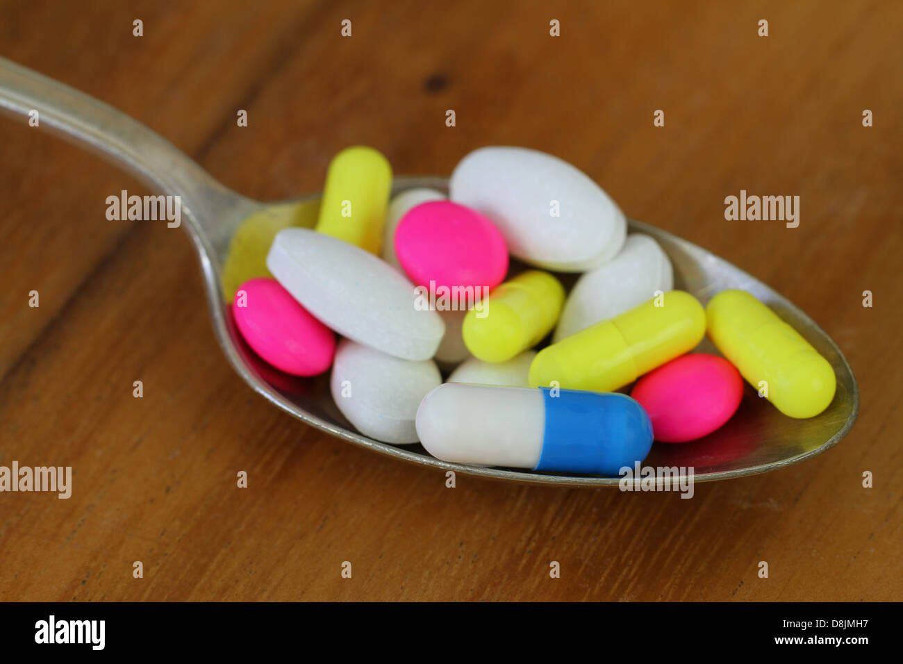 Assortiti pillole di farmaco sul cucchiaio Foto Stock