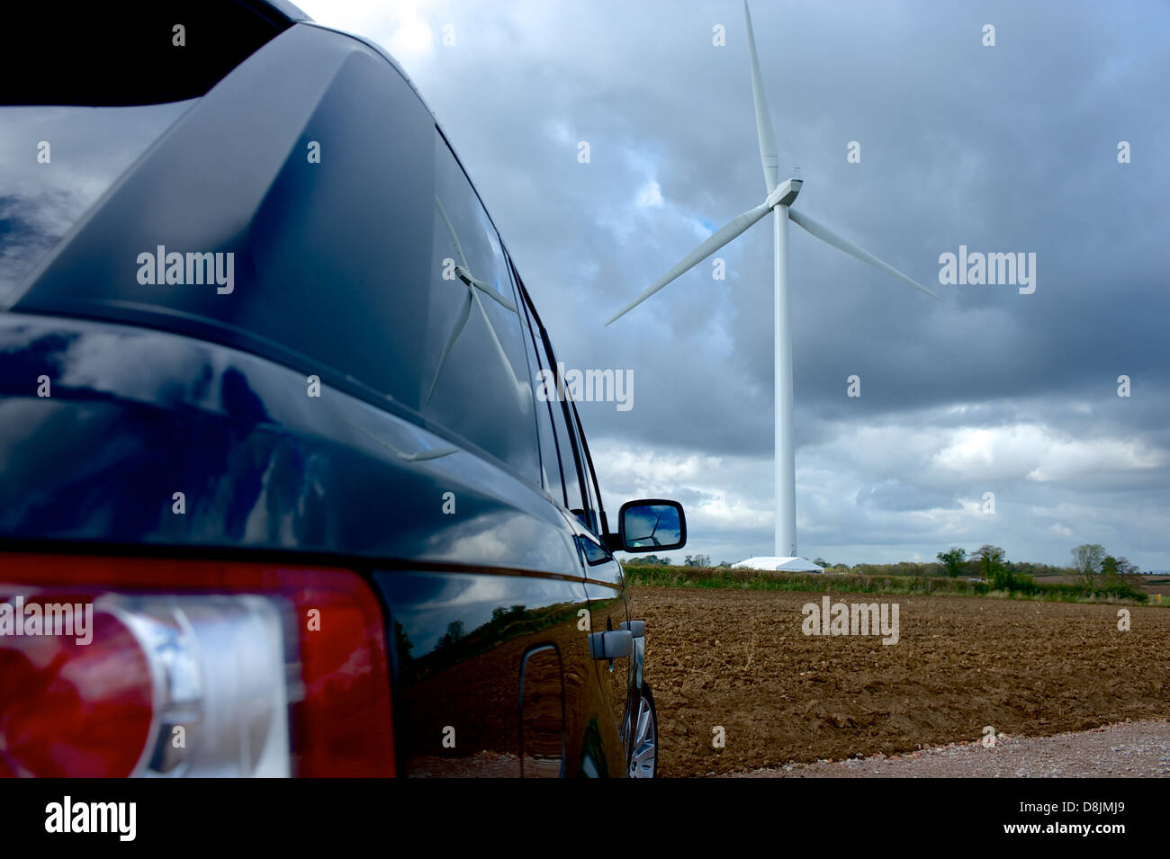 SUV riflettendo sul green power Foto Stock
