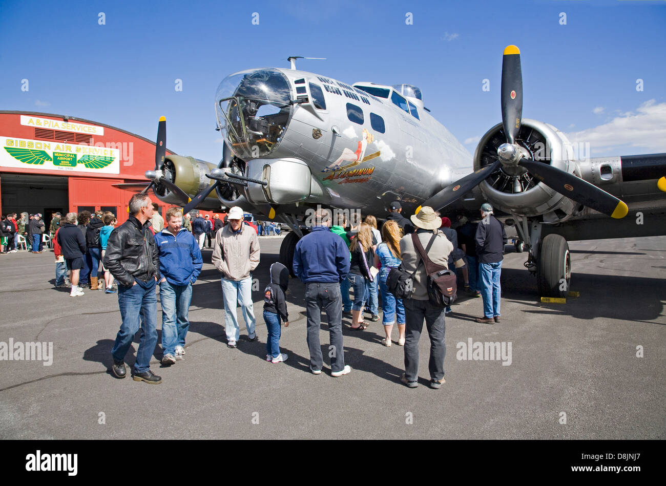 Turisti si riuniscono intorno a una guerra mondiale due B-17 bombardiere in curva, Oregon Foto Stock