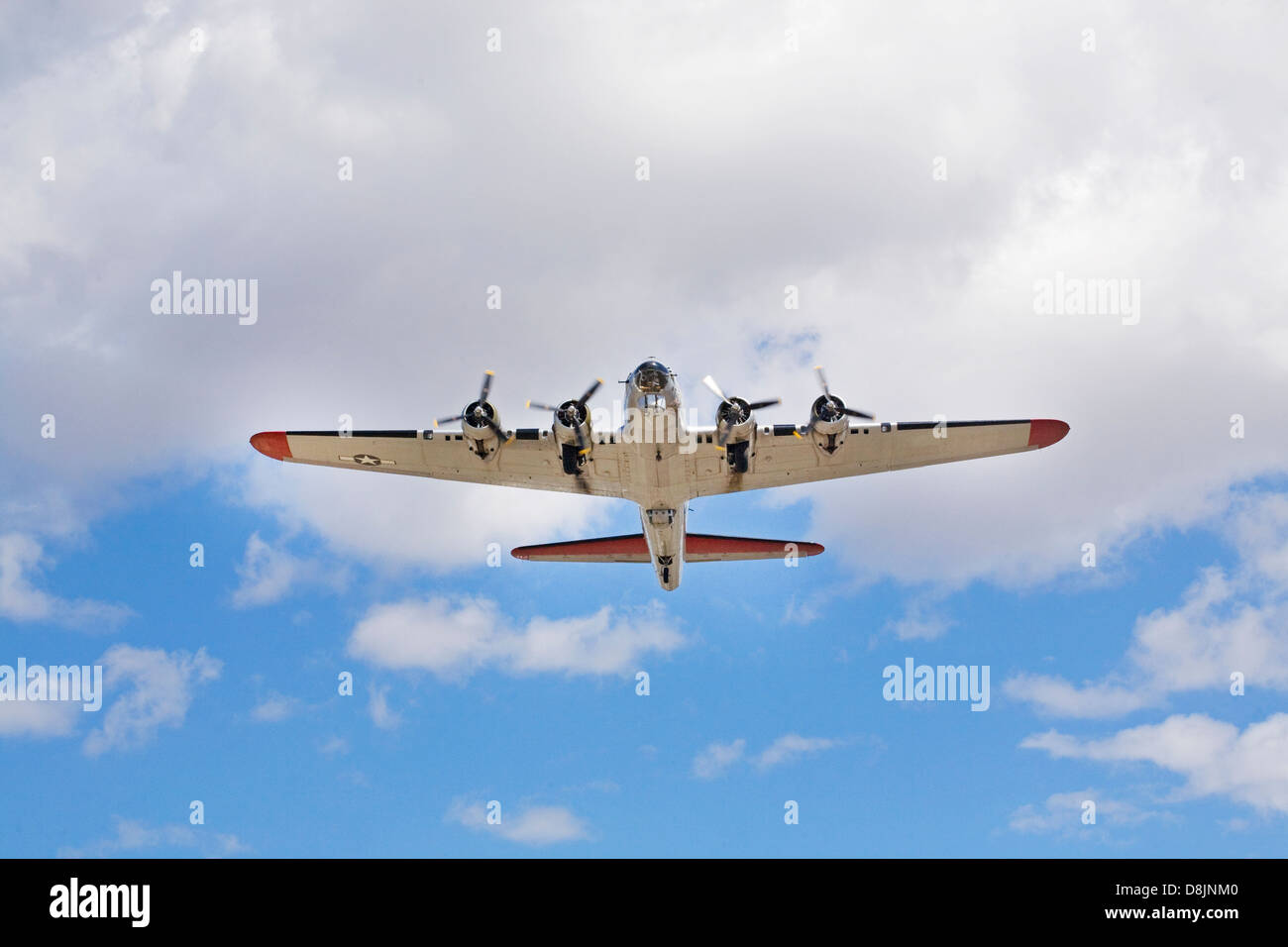 Un restaurato la II guerra mondiale bomber flying overhead in curva, Oregon. Foto Stock