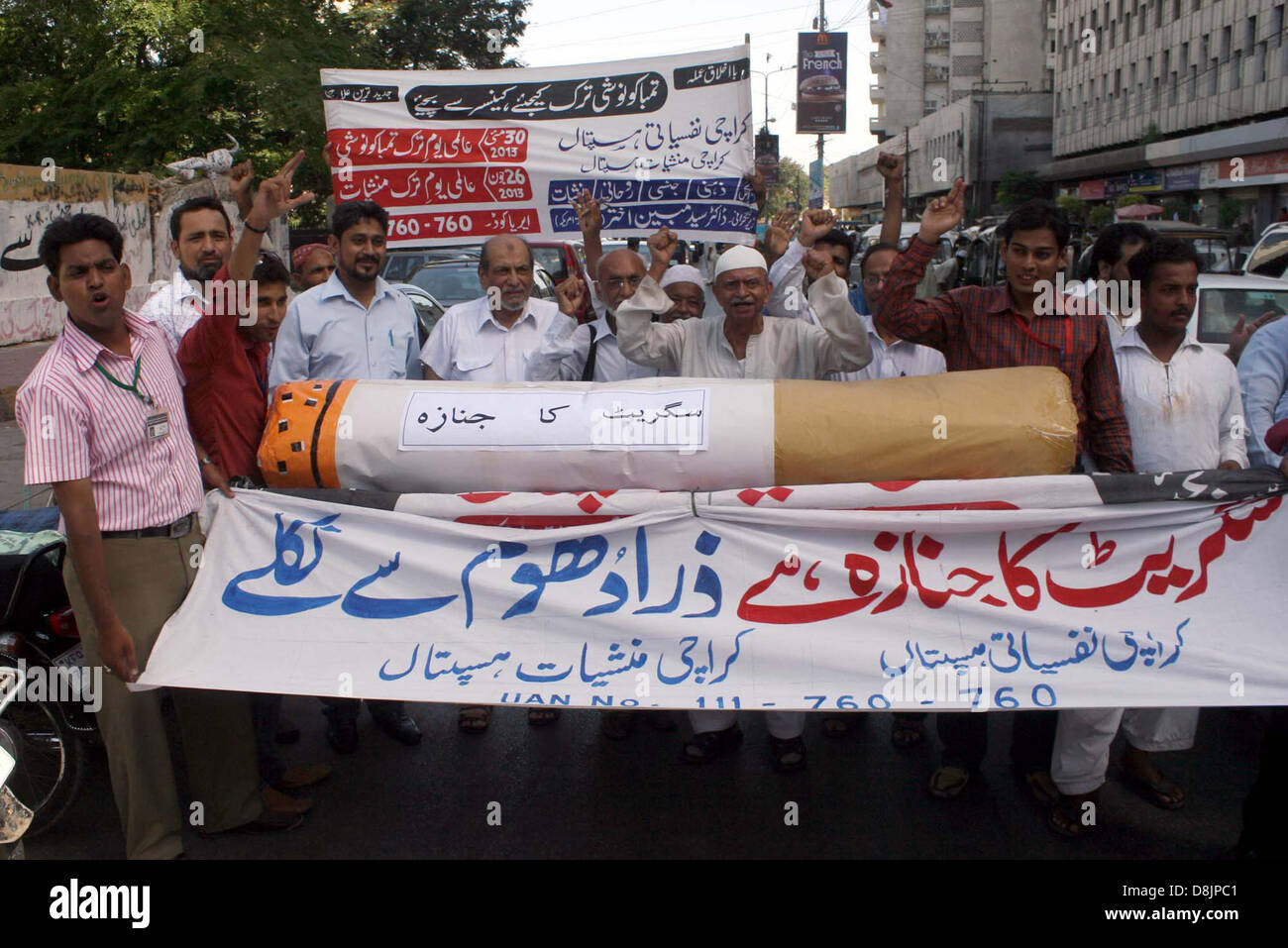 I dipendenti di Karachi ospedale di farmaco il canto di slogan per vietare completamente sul tabacco durante la manifestazione in occasione della celebra la Giornata Mondiale senza tabacco a Karachi press club il giovedì 30 maggio, 2013. Foto Stock