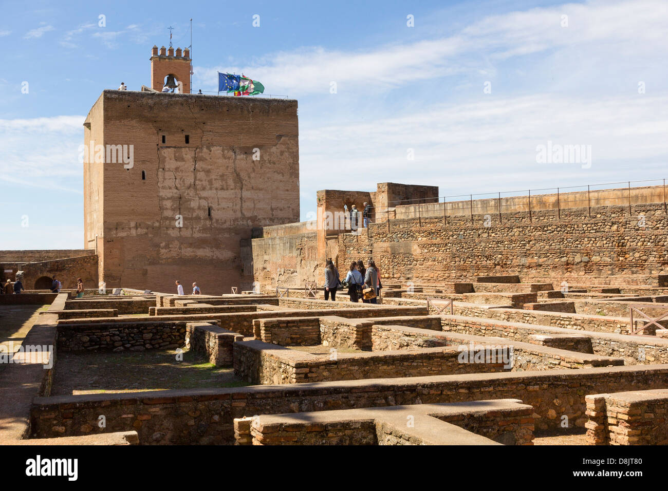 I resti delle vecchie case arabe in Plaza de Armas. Sullo sfondo la torre di guardia della Torre de la Vela, l'Alcazaba, Granada Foto Stock