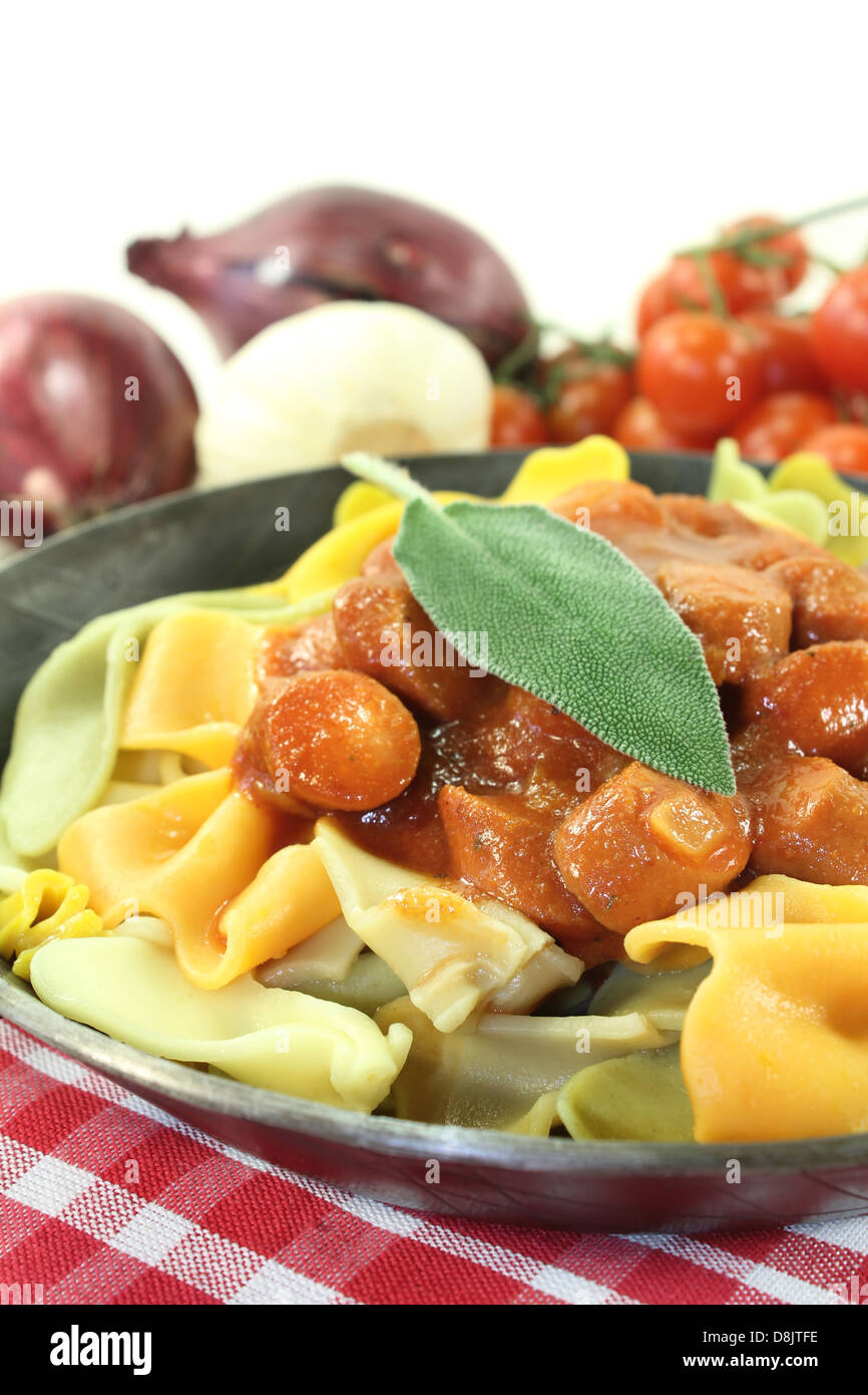 Pasta con salsiccia stufata Foto Stock