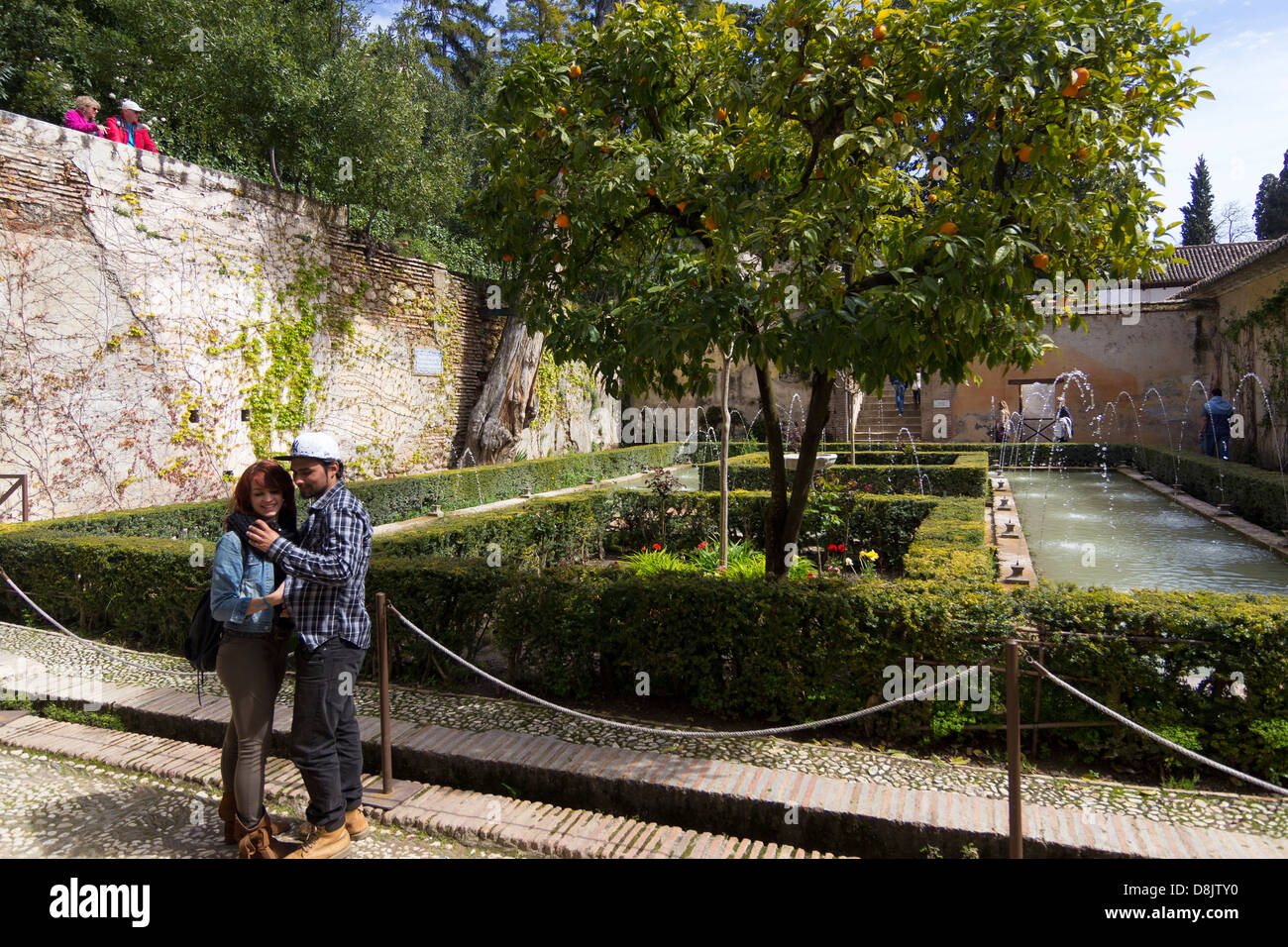 Un paio di prendere un romantico ritratto di auto nel Patio de la Sultana, Generalife, l'Alhambra di Granada, Spagna Foto Stock