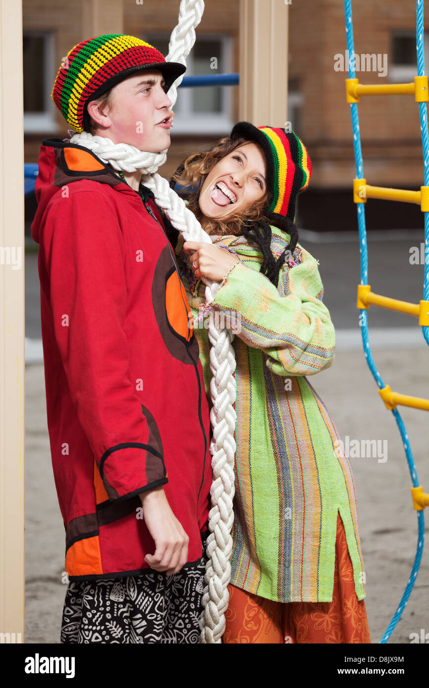 Giovane coppia hippie sul parco giochi Foto Stock