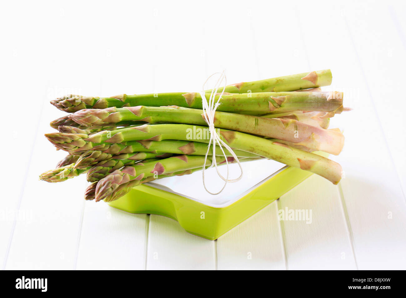 Asparagi freschi spears legate in un fascio Foto Stock