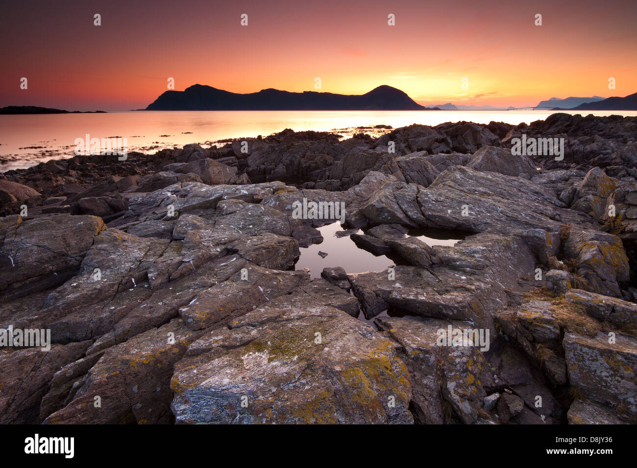 Alba a Nerlandsøy nelle contee di Møre og Romsdal fylke, sulla costa occidentale della Norvegia. Nel lontano sullo sfondo è l'isola Runde. Foto Stock