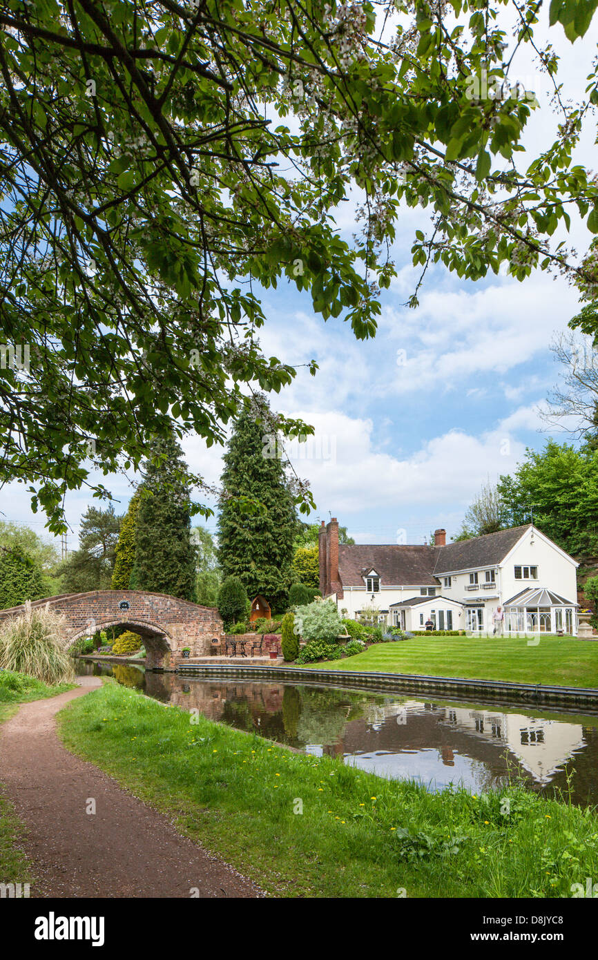 Riflessioni sulla Staffs & Worcester Canal a cavallo di Whittington Bridge, Staffordshire, England, Regno Unito Foto Stock