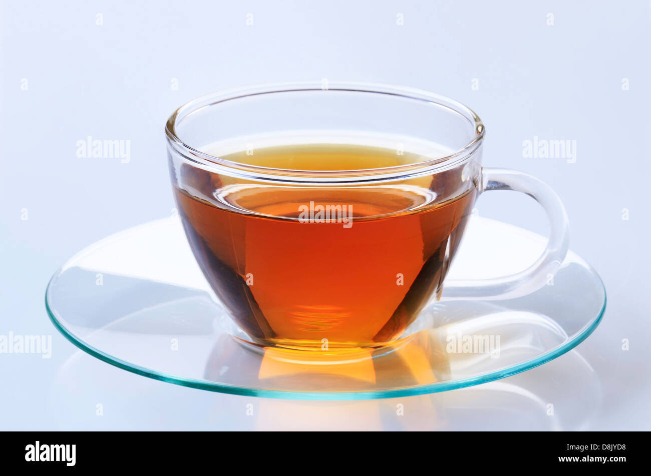 Il tè caldo in un bicchiere di vetro Foto Stock