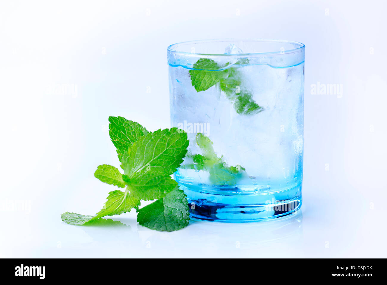 Bicchiere di bevanda ghiacciata con menta fresca Foto Stock