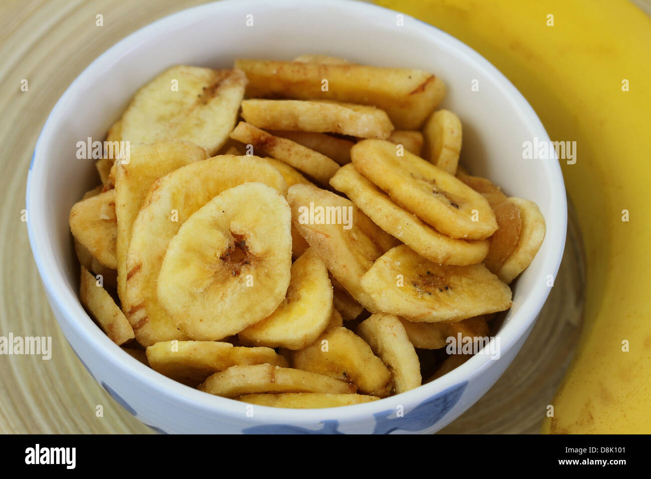 Banana chips nel recipiente, close up Foto Stock