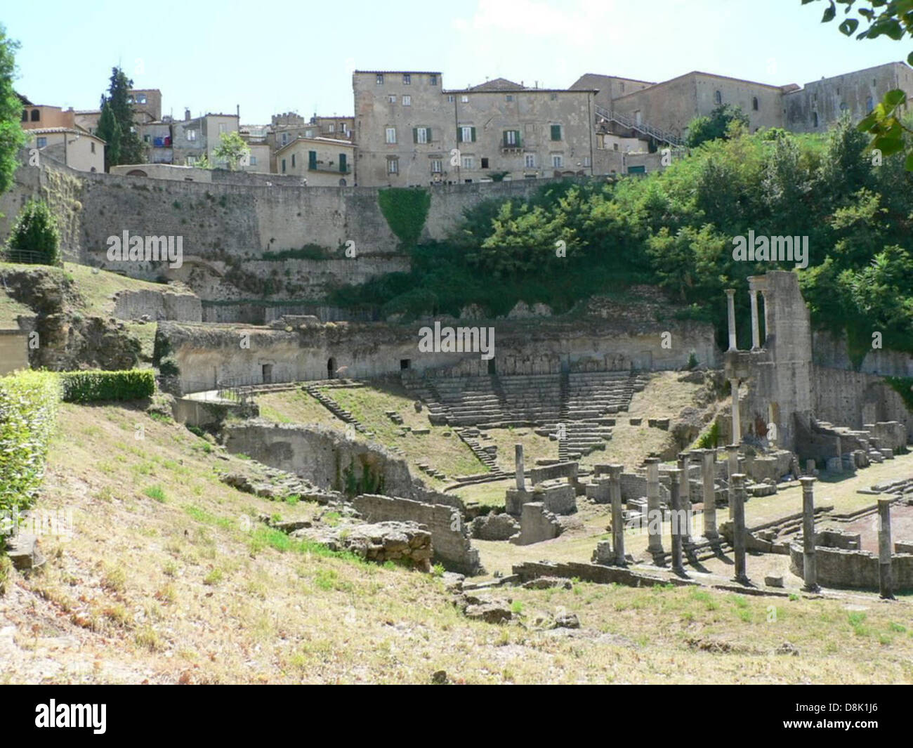 Un'immagine storica di un teatro romano, che mostra il suo antico design architettonico. I teatri romani sono noti per la loro forma semicircolare e l'impressionante costruzione in pietra, utilizzata per spettacoli pubblici in tempi antichi. Foto Stock