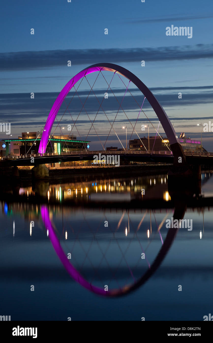 Clyde Arc (Squinty Bridge) sul fiume Clyde nel centro della città di Glasgow. Foto Stock
