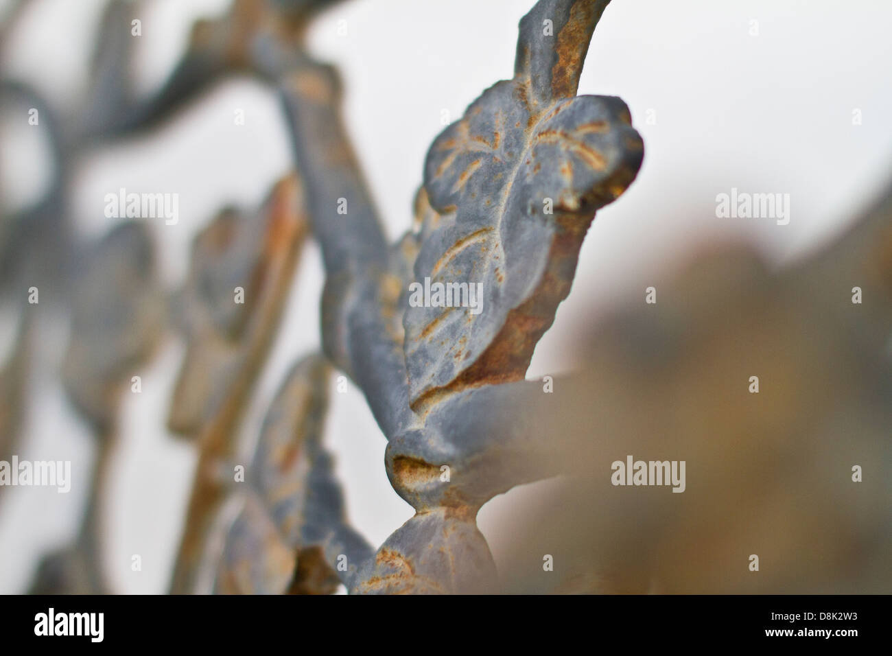 Un piccolo dettaglio su un banco di metallo in una casa in Alentejo. Il Portogallo. Foto Stock