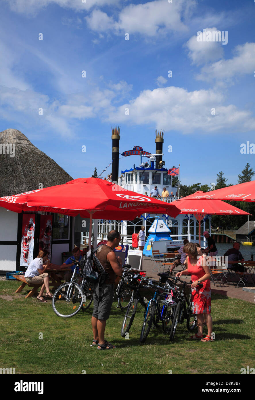 I ciclisti a Prerow Harbour, Darss, mar baltico, Meclemburgo-Pomerania, Germania Foto Stock