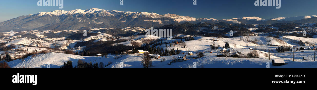 In inverno il paesaggio rurale in Romania, Sirnea village, Carpazi (Bucegi ridge) Foto Stock