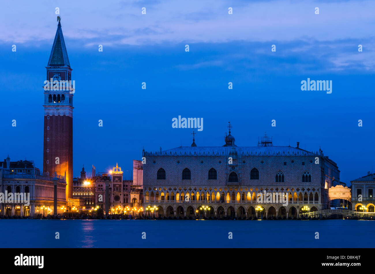 Il Campanile di San Marco e il Palazzo Ducale a Venezia, scena notturna di punto di riferimento italiano Foto Stock