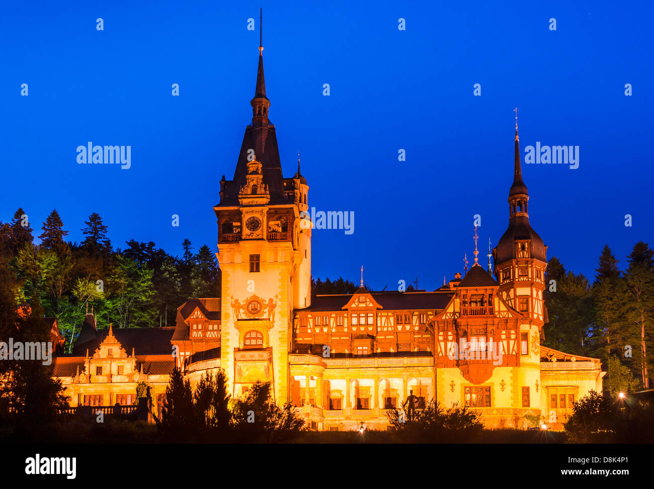 Il Castello di Peles costruito dal re Carol I, in stile gotico tedesco con facciata neorinascimentale, dopo il 1873. Sinaia, Romania. Foto Stock