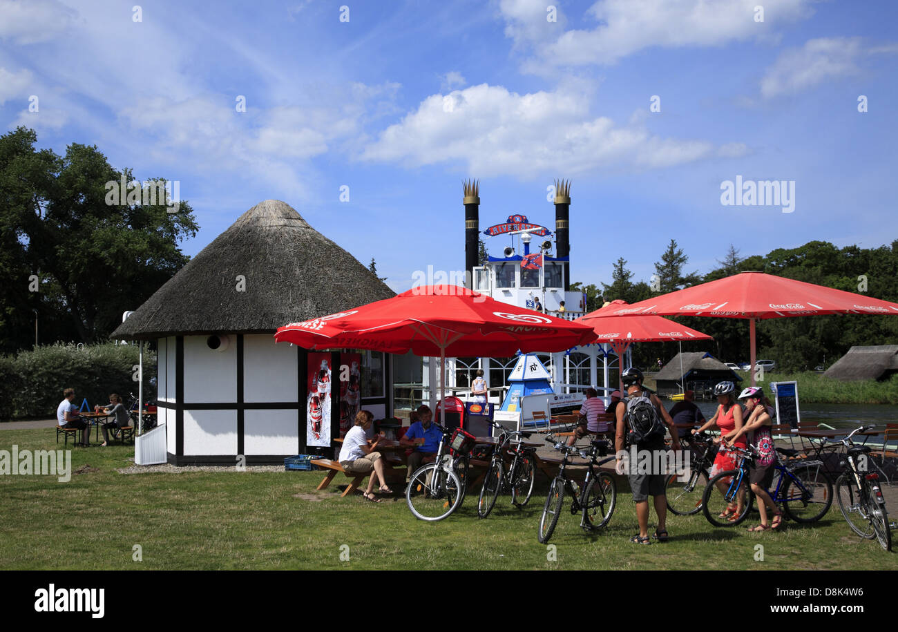 I ciclisti presso il Cafe in Prerow, Darss, Mar Baltico, Meclemburgo-Pomerania, Germania Foto Stock