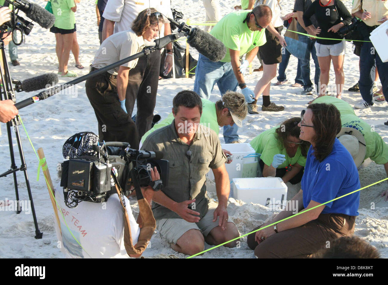 Una troupe televisiva filma lo scavo e il trasferimento di nidi di tartarughe. L'immagine cattura lo sforzo di conservazione e il ruolo dei media nell'evidenziare le questioni ambientali. Foto Stock Una troupe televisiva filma lo scavo e il trasferimento di nidi di tartarughe. L'immagine cattura lo sforzo di conservazione e il ruolo dei media nell'evidenziare le questioni ambientali. Foto Stock