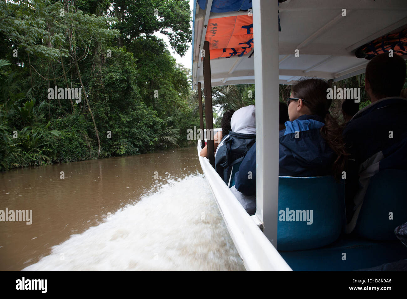 Da Lancha e barca lungo il canale di Tortuguero, Parco Nazionale di Tortuguero, Costa Rica Foto Stock