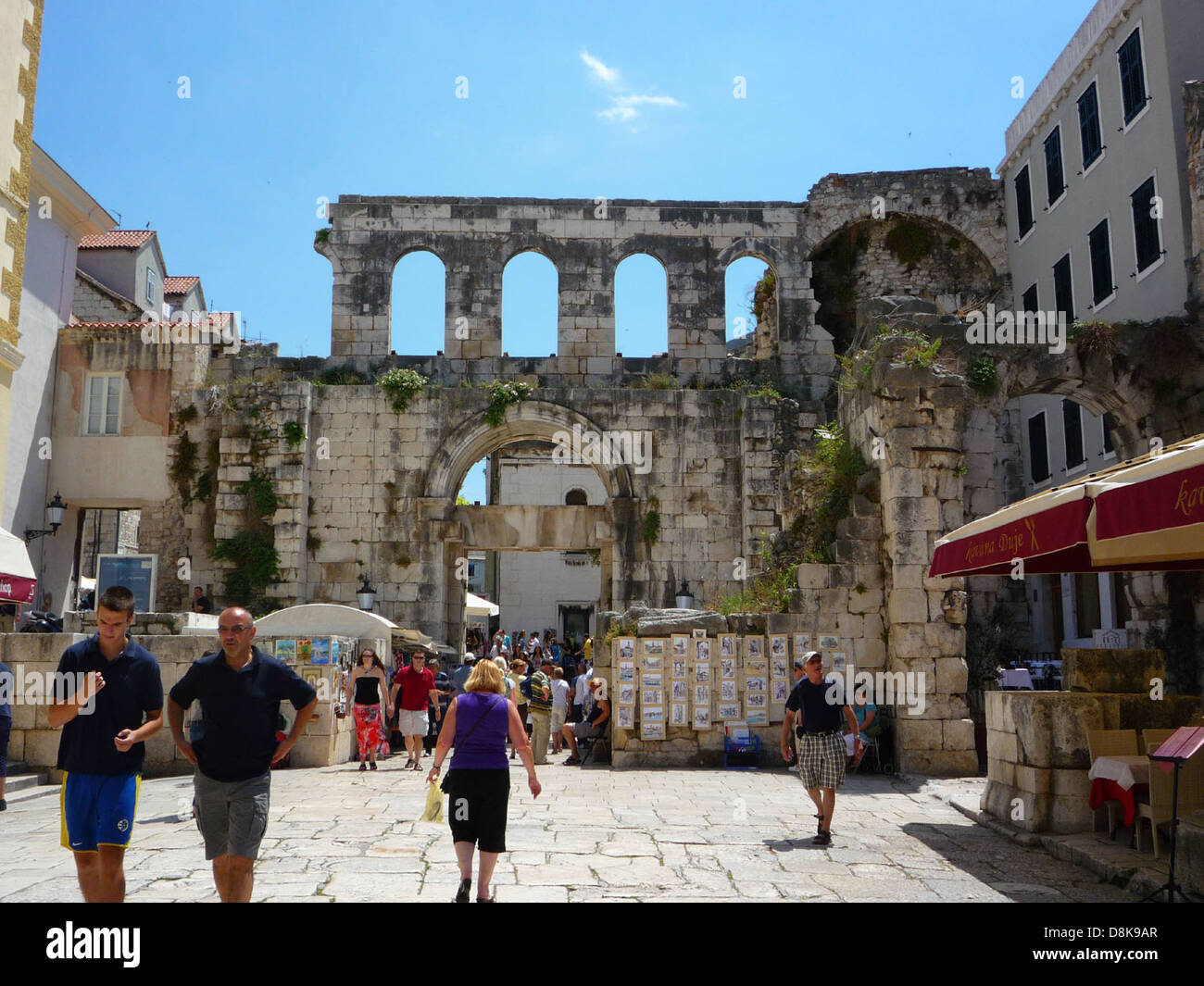 Questa immagine mostra i turisti che passeggiano per le strade di una popolare località estiva. La scena cattura l'atmosfera vibrante della città turistica, con persone che si godono il clima caldo, i negozi e le attrazioni locali. La foto mette in evidenza l'essenza della vacanza e del tempo libero. Foto Stock