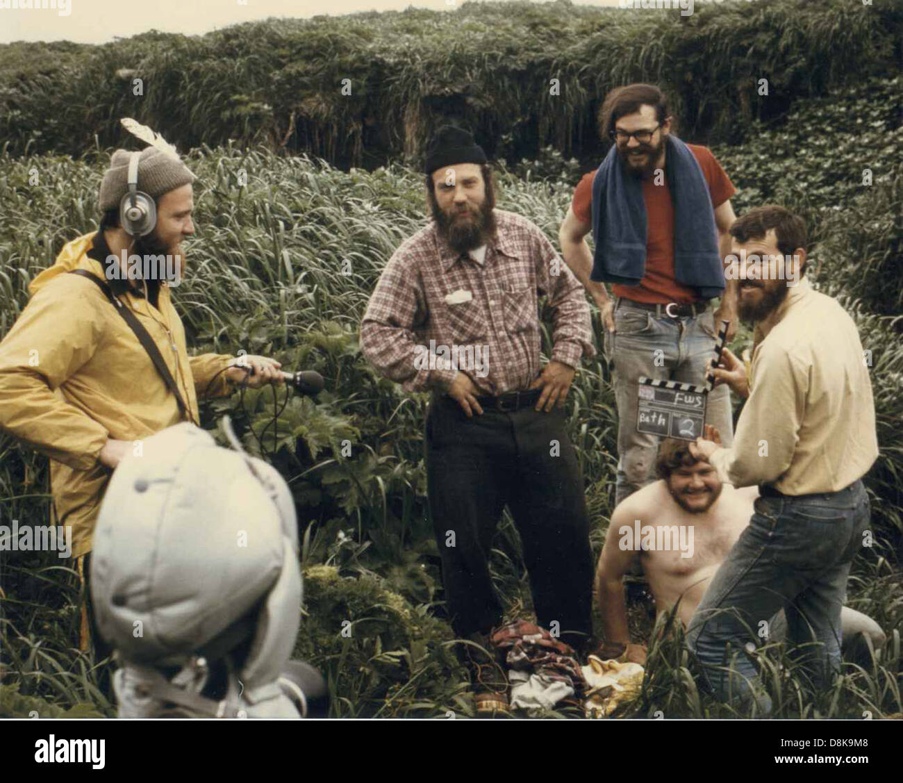 Una troupe televisiva che si prepara a interrogare i lavoratori in un ambiente sul campo. La scena mostra i lavoratori e l'equipaggio che discutono dell'imminente intervista, con telecamere e apparecchiature di illuminazione allestite. Foto Stock Una troupe televisiva che si prepara a interrogare i lavoratori in un ambiente sul campo. La scena mostra i lavoratori e l'equipaggio che discutono dell'imminente intervista, con telecamere e apparecchiature di illuminazione allestite. Foto Stock