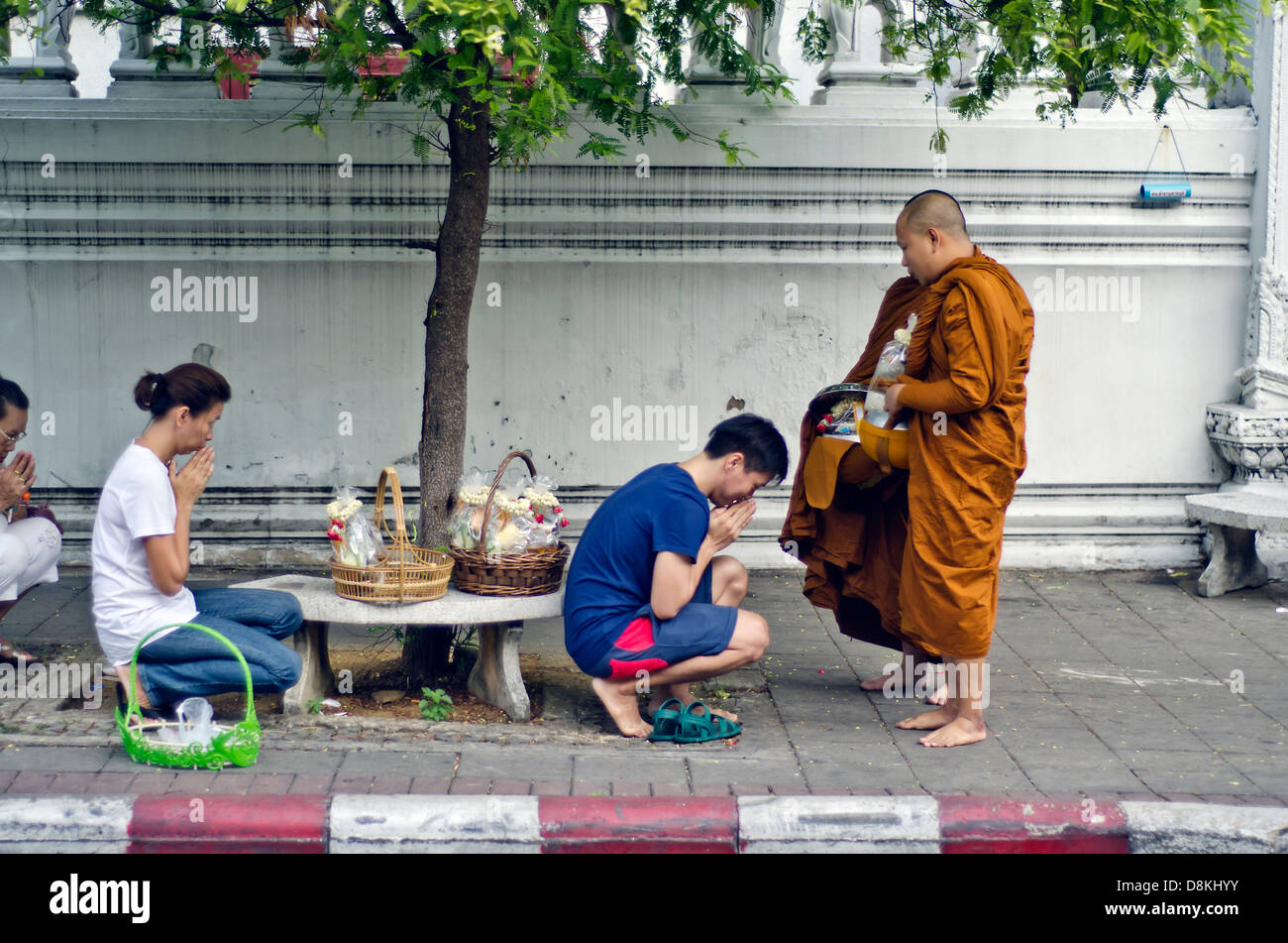 I monaci chiedendo l elemosina,Bangkok Foto Stock