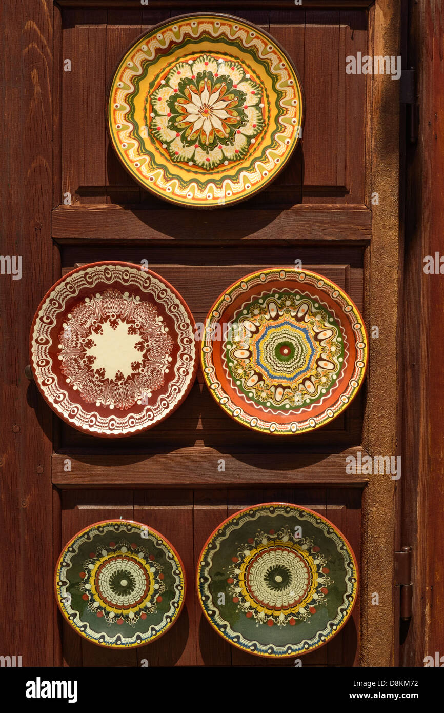 Ceramiche dipinte piatti in stile orientale a supporto di legno, Old Town Plovdiv Bulgaria Europa orientale Foto Stock