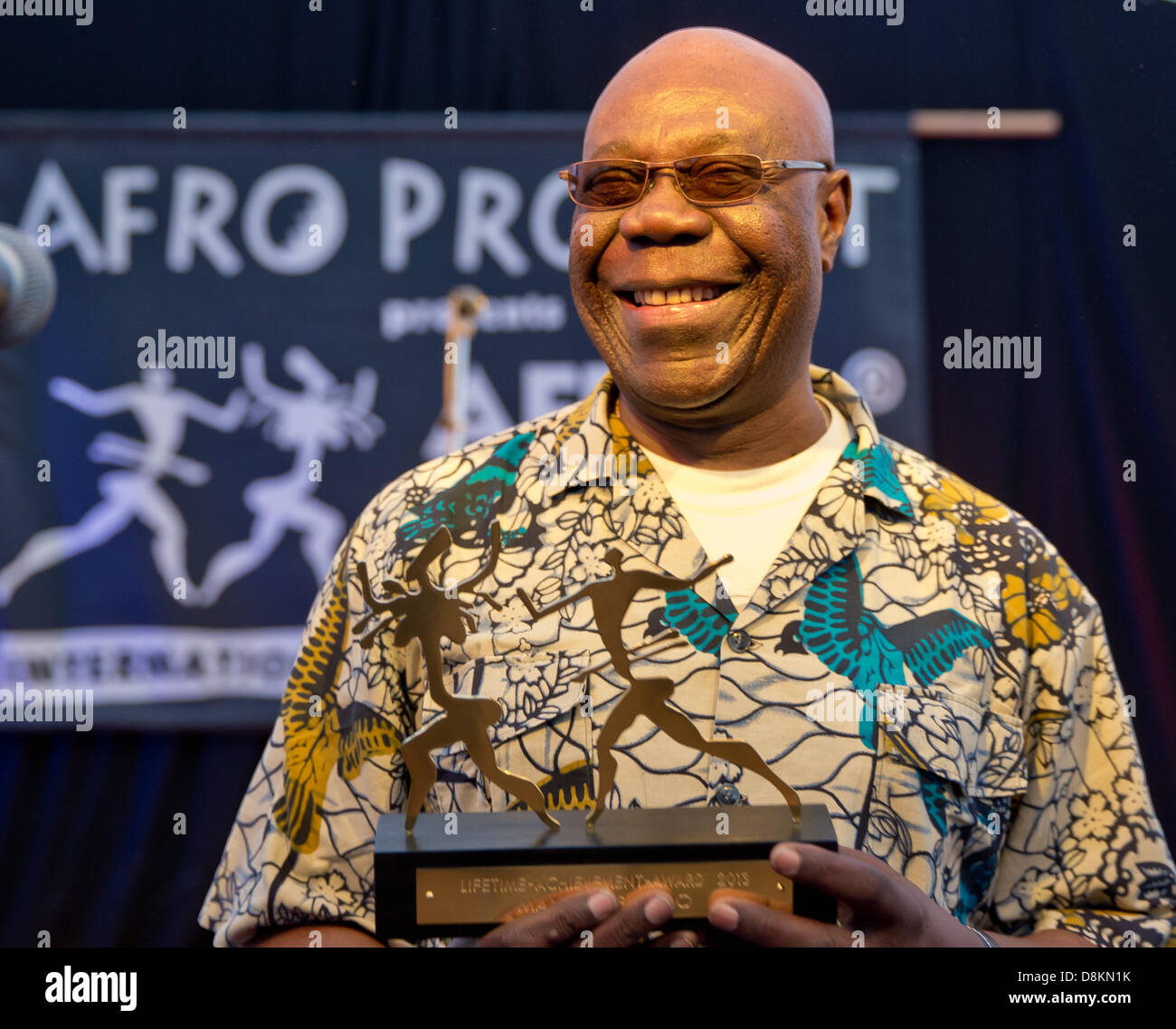 Musicista Manu Dibango dal Camerun riceve "Lifetime Achievement Award' durante la fase di apertura del venticinquesimo festival Africa a Würzburg, Germania, 30 maggio 2013. Secondo gli organizzatori, due milioni di persone sono venute nel corso degli ultimi venticinque anni per vedere il musical e spettacoli culturali di circa 370 gruppi provenienti da 55 paesi. La festa prosegue fino al 02 giugno 2013. Foto: DANIEL KARMANN Foto Stock