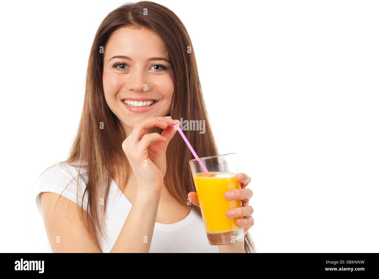 Ritratto di una donna con un bicchiere di succo di arancia, isolato su bianco Foto Stock