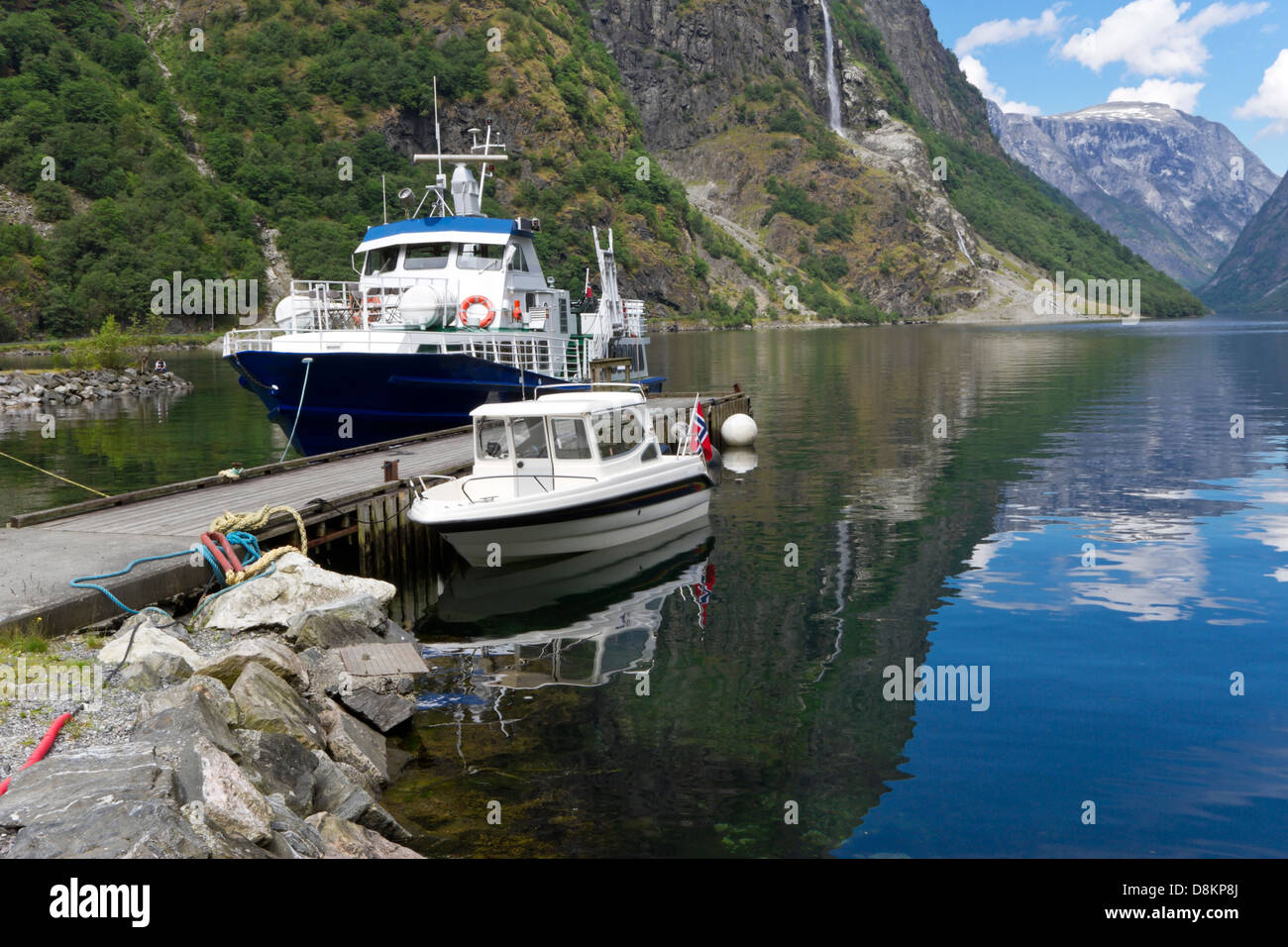 Navi e imbarcazioni attraccate al Sognefjord, Norvegia. Foto Stock